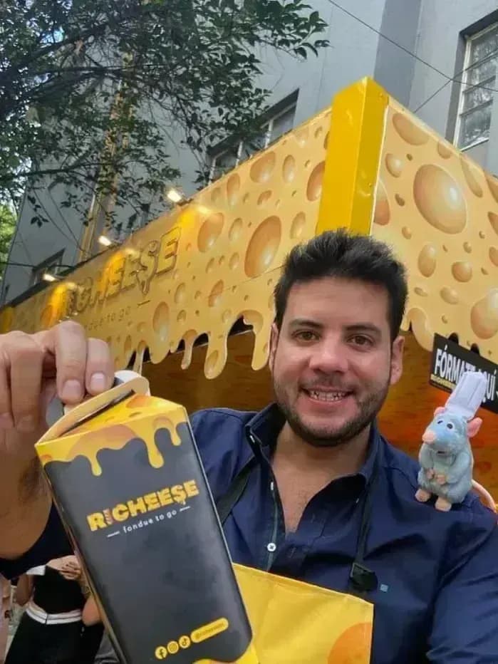 Ricardo Sabio, fundador de Richeese, frente a una de sus sucursales en Ciudad de México